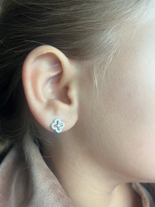 Flower stud earrings