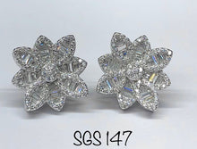 Load image into Gallery viewer, Flower baguette earrings
